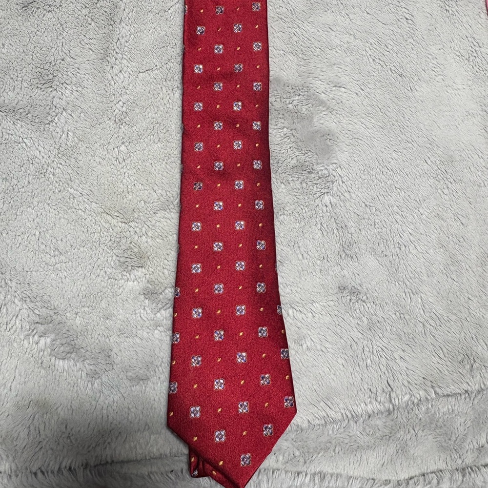 TALLIA Red and White Geometric Silk Tie
